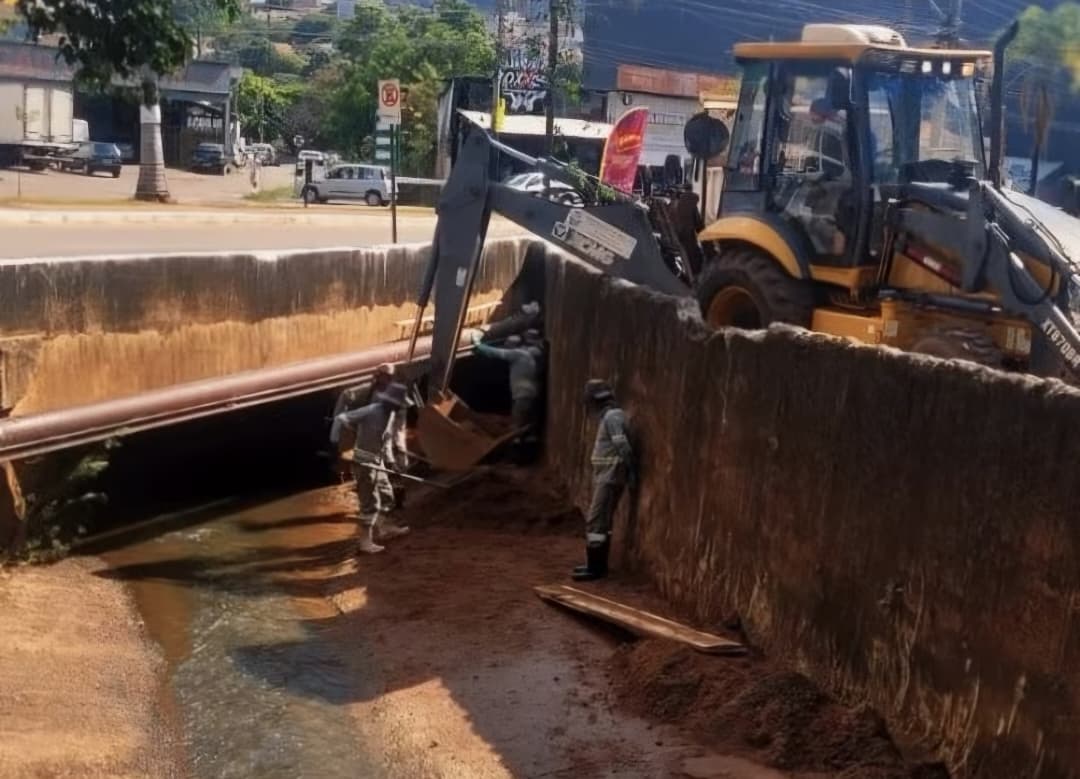 Prefeitura intensifica limpeza de córregos e rede de drenagem para prevenir alagamentos